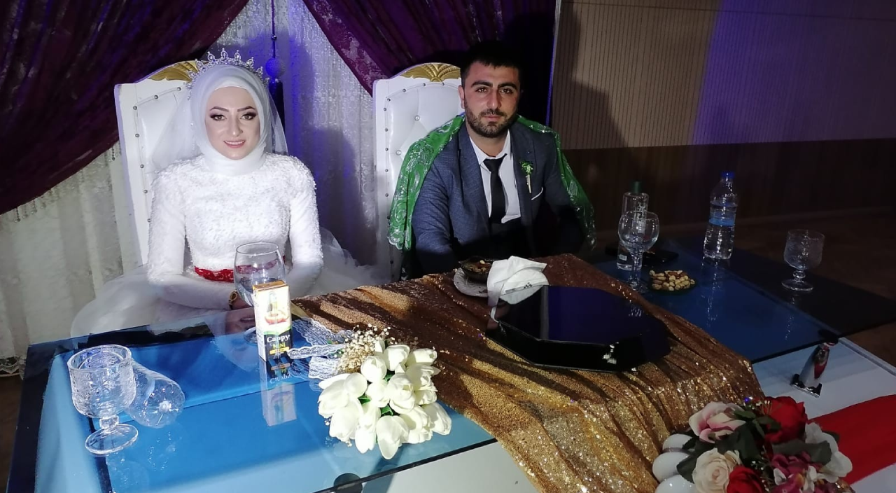 Otomobilin ön tarafını keserek gelin damat masası yaptı! Görenler şok oldu